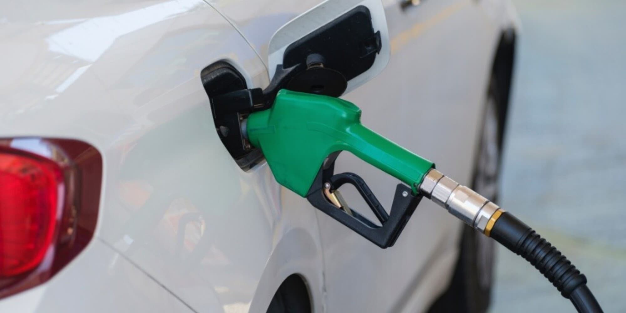 Benzina, risalgono i prezzi: +6,1 euro per un pieno
