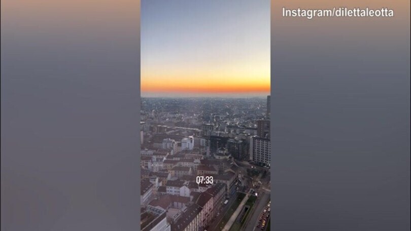Milano, Diletta Leotta e il buongiorno dall'alto