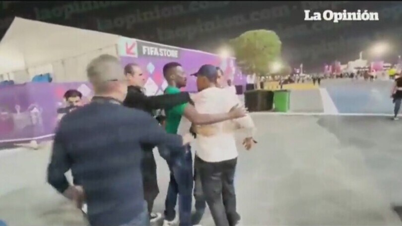 Eto’o impazzisce e prende a calci un influencer