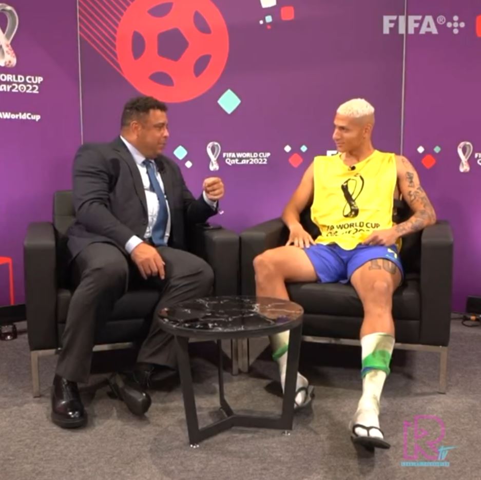 Come si fa il ballo del piccione che fa impazzire il Brasile? Richarlison lo spiega a Ronaldo