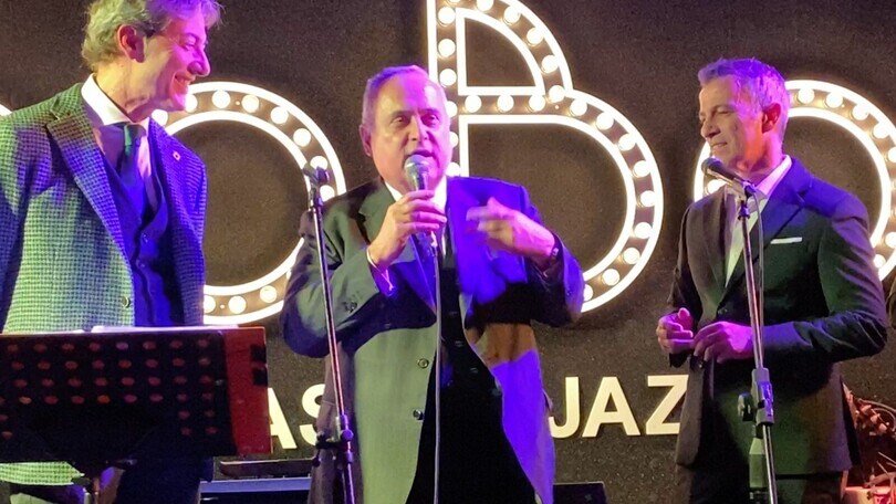 Il mago, Andreotti, Pinocchio e... la Roma: guarda lo show di Lotito