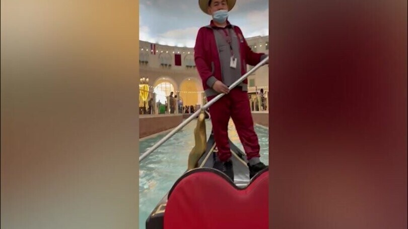 In Qatar spunta un gondoliere in un… centro commerciale!