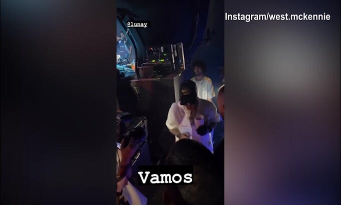 McKennie nel backstage del concerto, ma chi è il cantante?