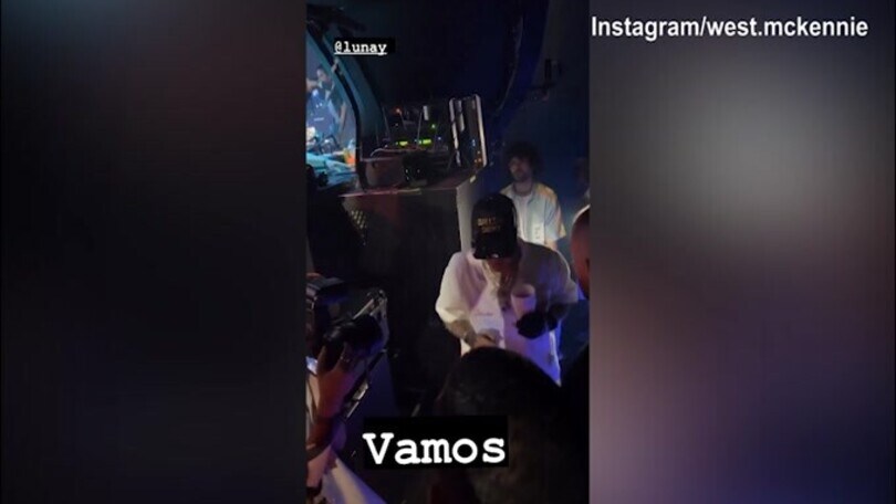 McKennie nel backstage del concerto, ma chi è il cantante?
