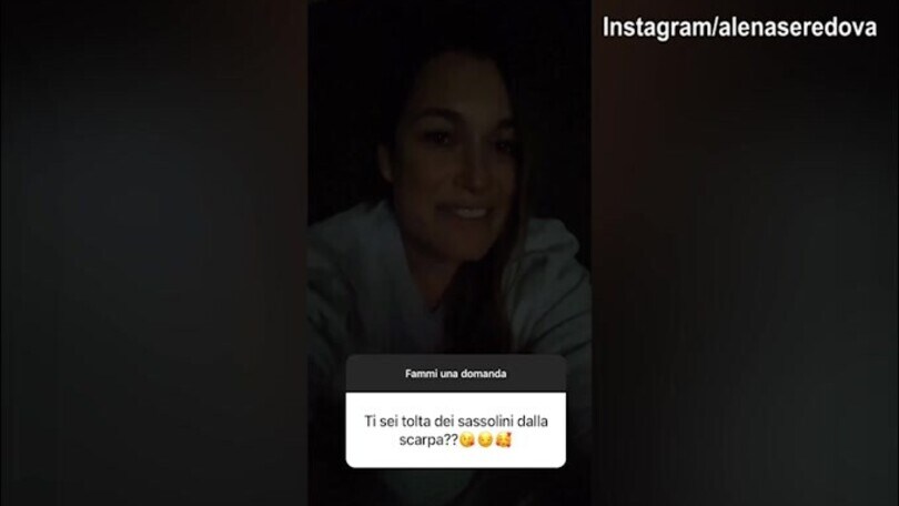 Alena Seredova risponde ai fan: "Sassolini dalle scarpe? No, ma..."