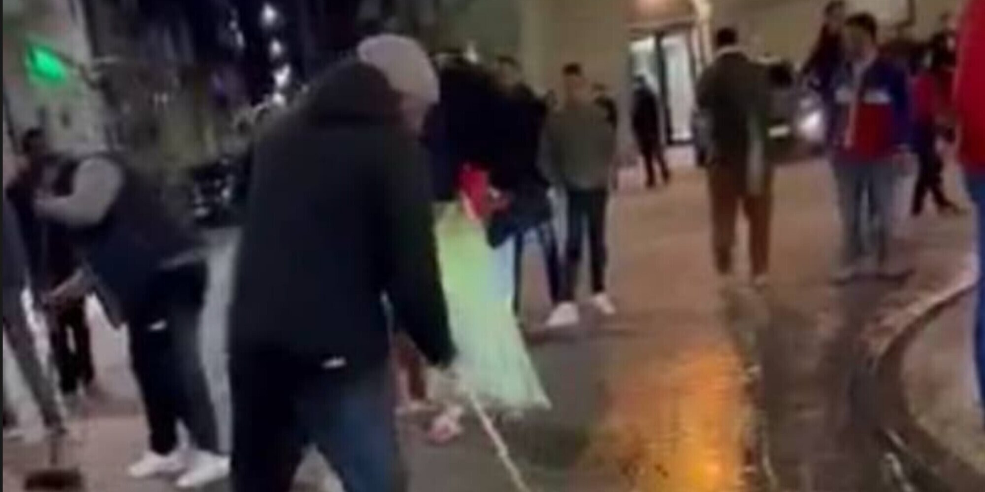 Tifosi del Marocco puliscono la piazza dopo la festa: è successo in due città italiane