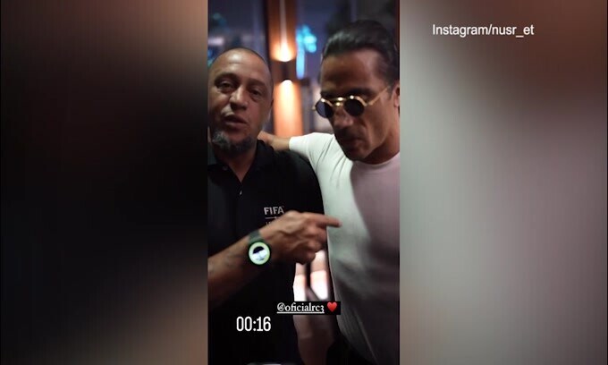A Doha tutti pazzi per Nusr Et, il siparietto con Roberto Carlos