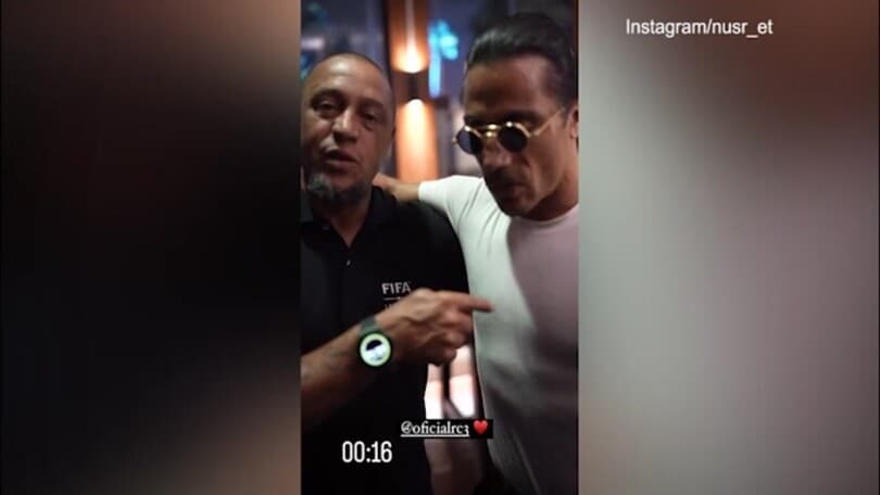 A Doha tutti pazzi per Nusr Et, il siparietto con Roberto Carlos