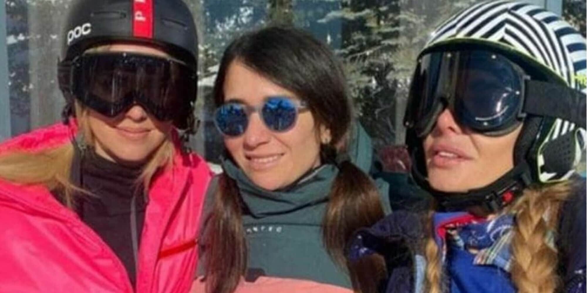 Ilary Blasi e Chiara Ferragni insieme a St.Moritz. C'è un dettaglio che scatena i fan: "Perché l'hanno fatto?"