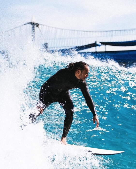 Hamilton dalla Formula 1 al surf: è il Re delle onde!