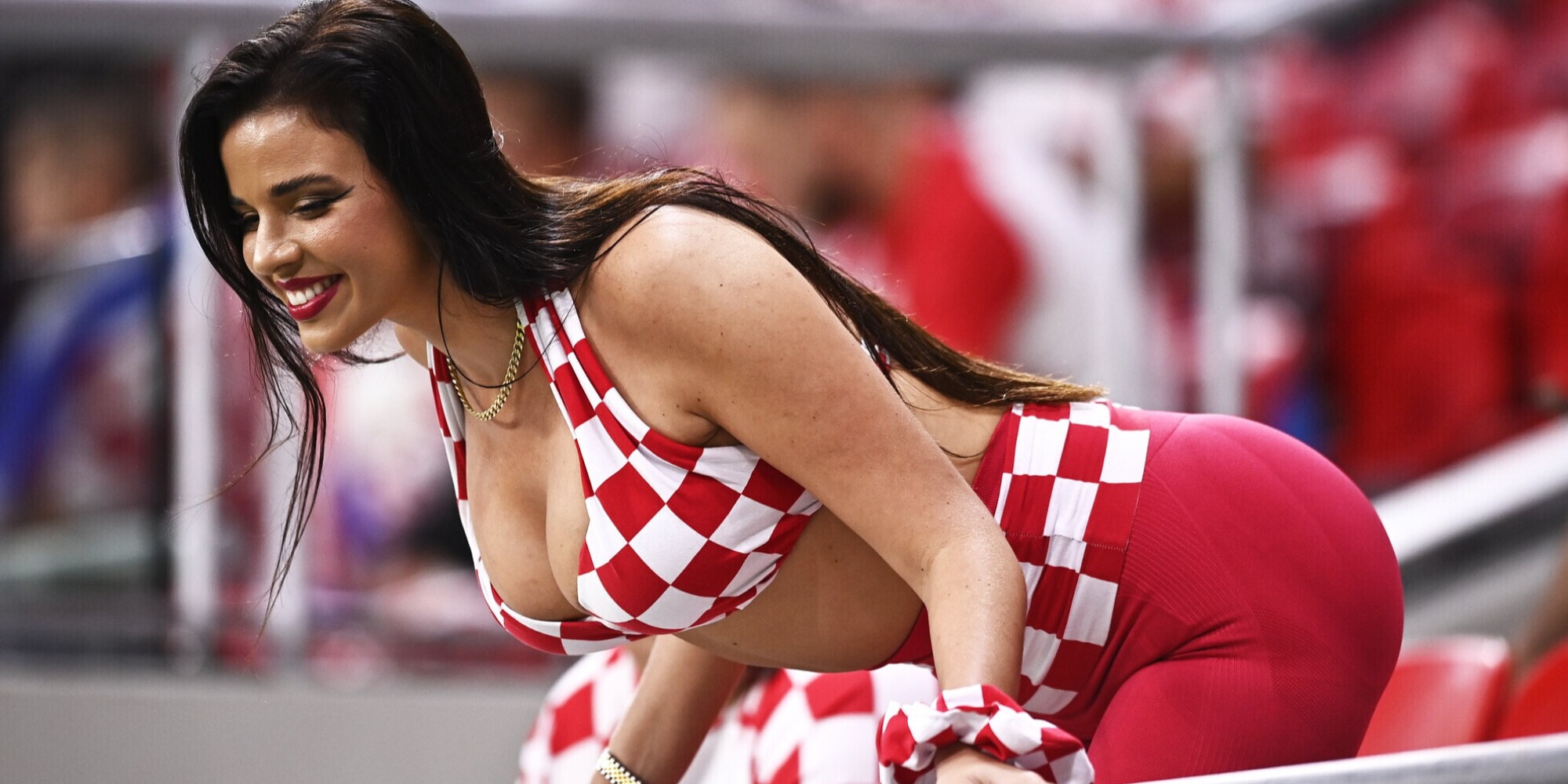 Ivana Knoll: così la sexy tifosa pronostica chi vincerà tra Croazia e Argentina