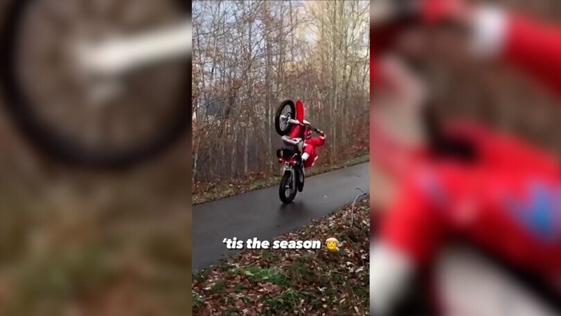 Fantastiche acrobazie con la moto vestito da Babbo Natale