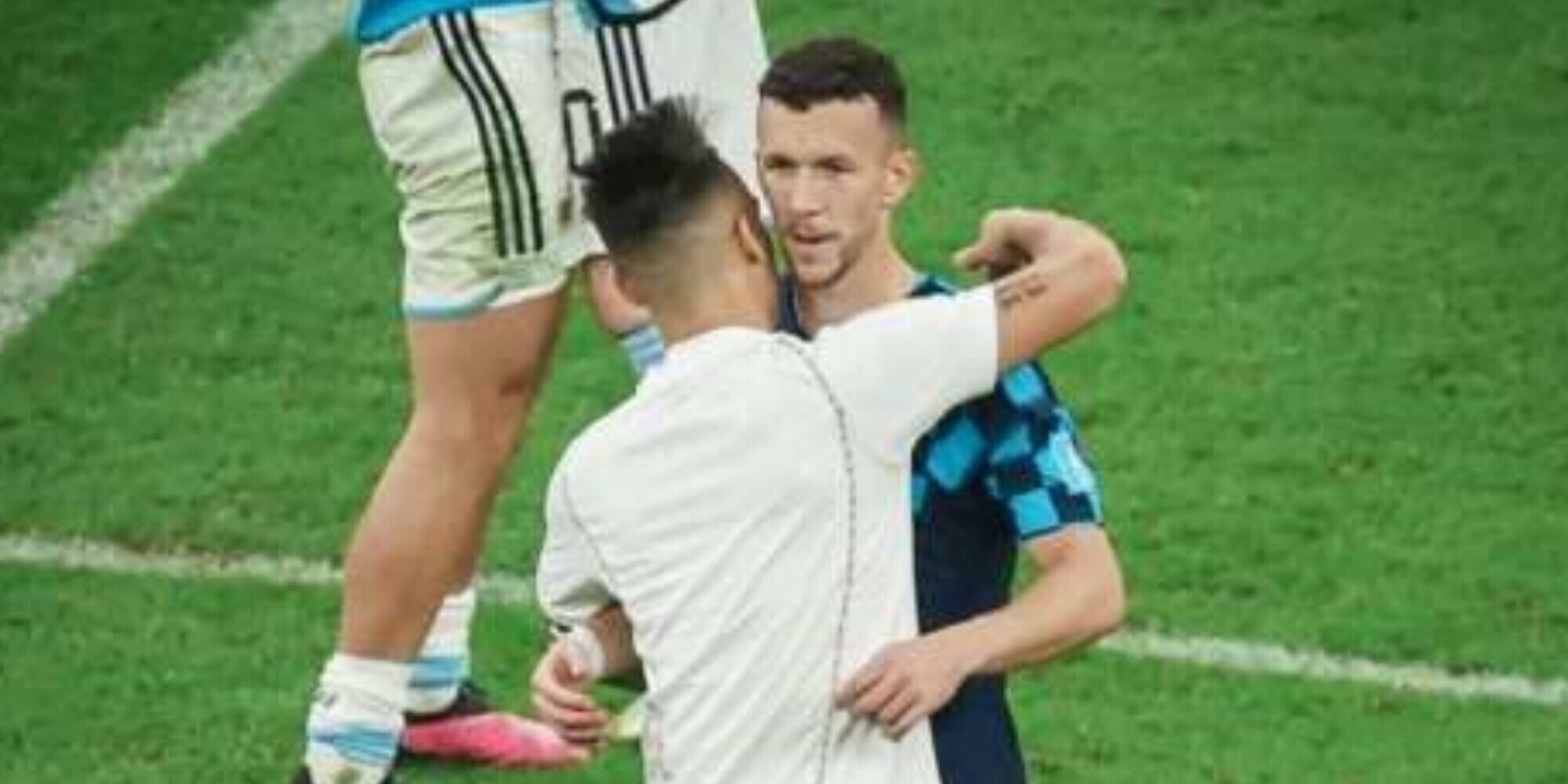 Lautaro consola Perisic dopo Argentina-Croazia, un abbraccio a tinte nerazzurre