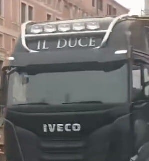A Venezia spunta il camion che inneggia a Benito Mussolini