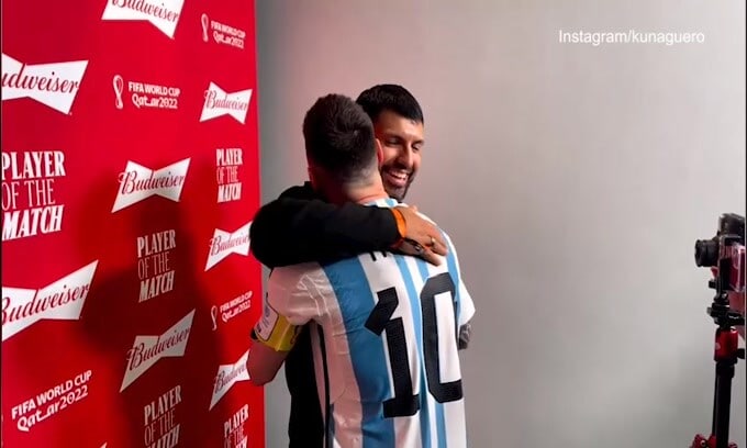 Messi premiato Mvp da Aguero: l'abbraccio è emozionante