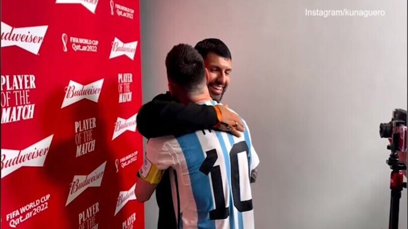Messi premiato Mvp da Aguero: l'abbraccio è emozionante