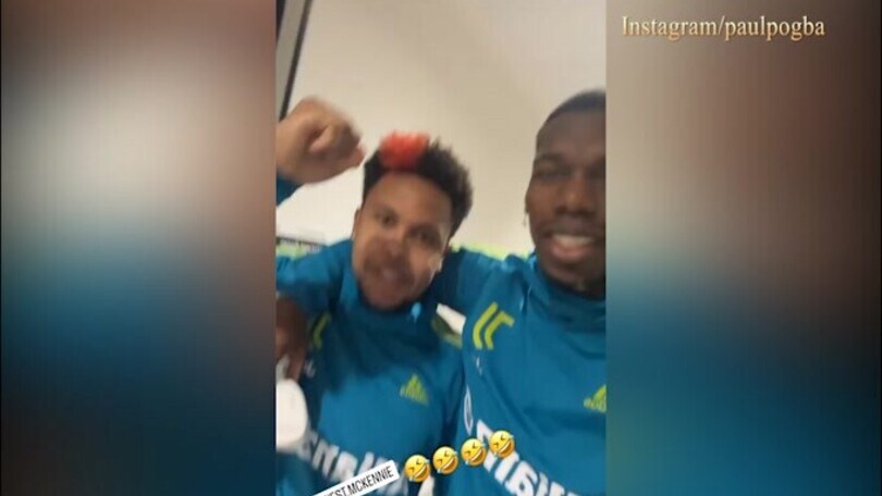 Pogba, che risate coi capelli di McKennie