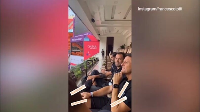 Totti e il calcetto in Qatar contro Zanetti: il siparietto social esilarante
