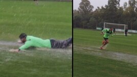 Il campo del Sassuolo è una piscina e Berardi si diverte così!
