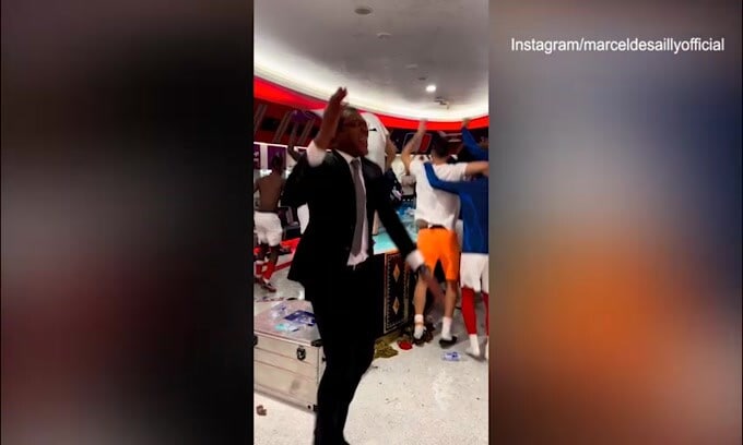 Francia, che festa negli spogliatoi! E Desailly balla!