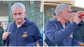Mourinho e la Roma arrivano in Portogallo: il gesto verso il giornalista