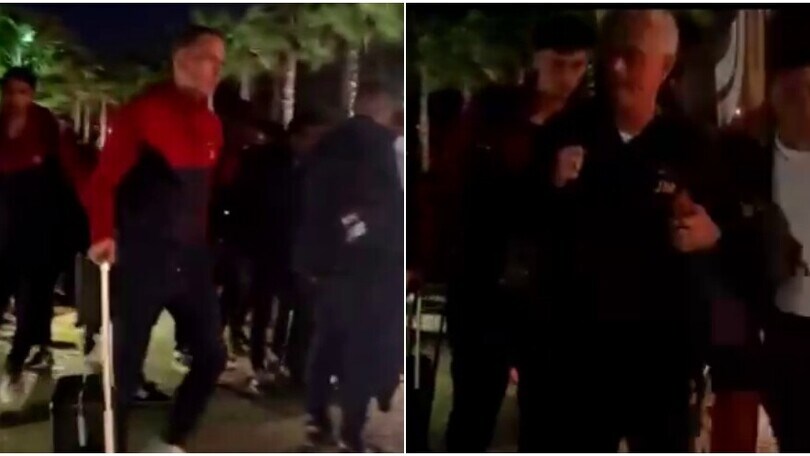 Roma, Karsdorp con Mourinho all'arrivo in albergo in Portogallo