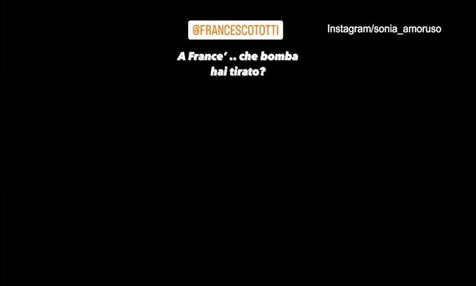 Totti prende la rincorsa e... distrugge un telefonino!