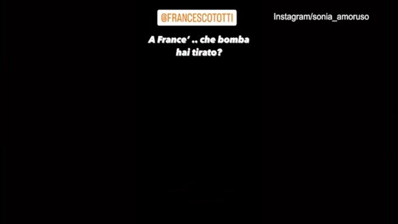 Totti prende la rincorsa e... distrugge un telefonino!