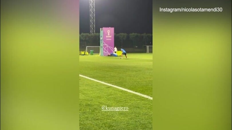 Argentina, Aguero si scatena nel ritiro e pare pure un rigore!