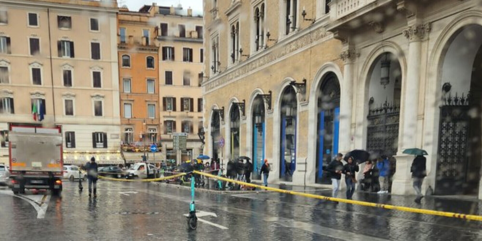 Roma, autobus perde carburante in centro: piazza Venezia chiusa con i monopattini!