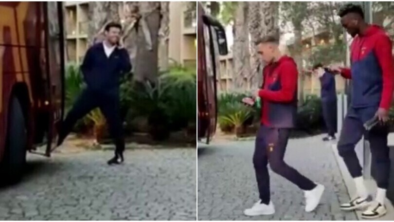 Roma-Cadice, la squadra parte per lo stadio: c’è anche Karsdorp