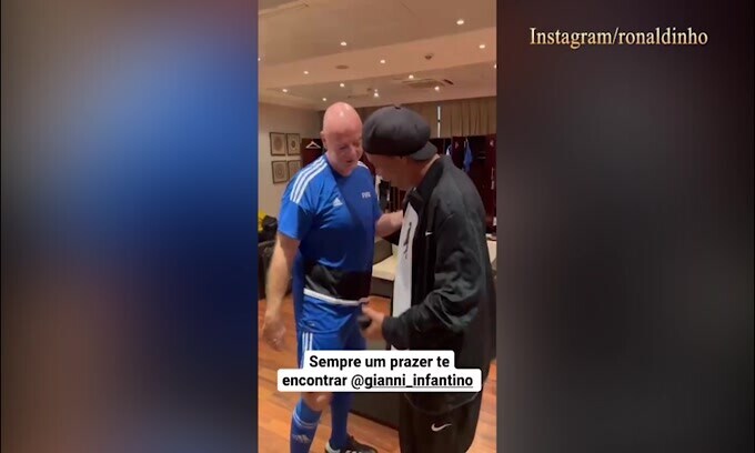 Ronaldinho e Infantino, il siparietto diverte i tifosi