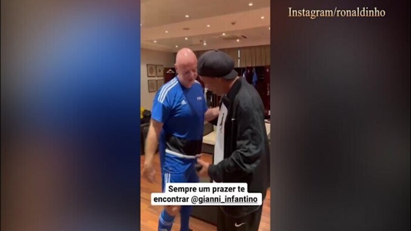 Ronaldinho e Infantino, il siparietto diverte i tifosi