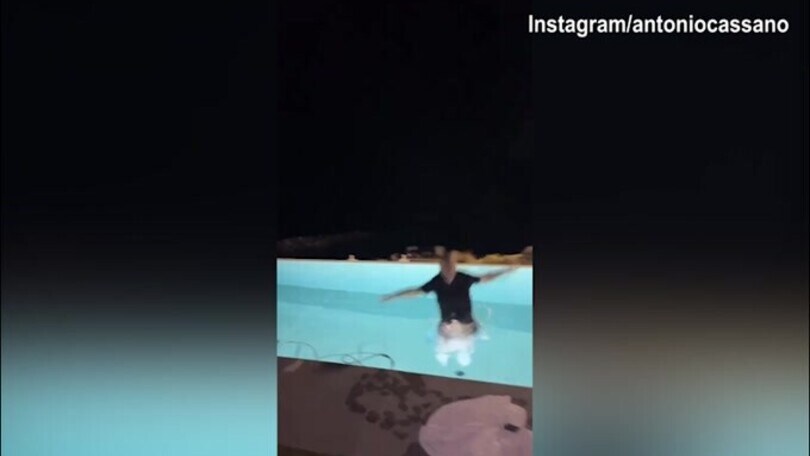 Argentina campione, il tuffo in piscina di Antonio Cassano