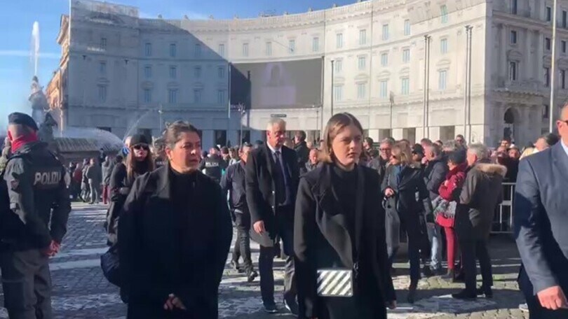 L'arrivo della Lazio al completo (inclusa l'aquila Olimpia) per i funerali di Mihajlovic