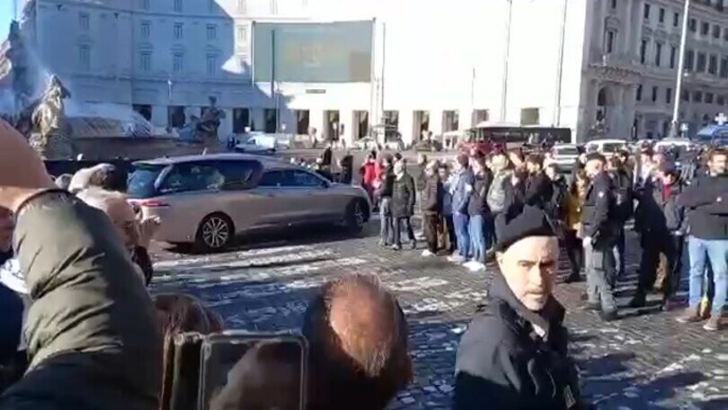 Funerali Mihajlovic, gli applausi commossi all'arrivo del feretro