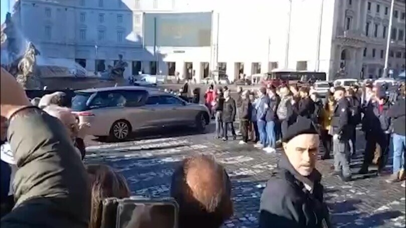 Funerali Mihajlovic, gli applausi commossi all'arrivo del feretro