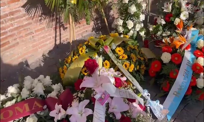 L'ondata di affetto è incredibile, tantissimi i fiori per l'ultimo saluto a Siniša Mihajlovi?