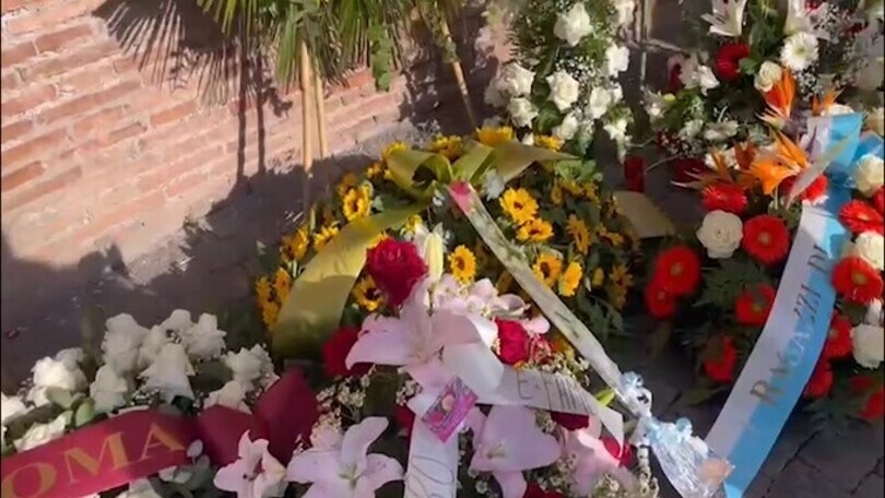 L'ondata di affetto è incredibile, tantissimi i fiori per l'ultimo saluto a Siniša Mihajlovi?