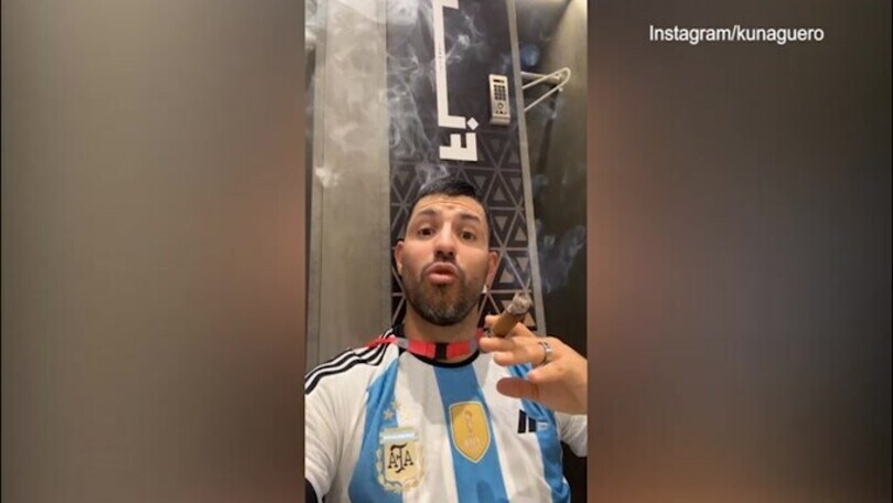 Argentina Campione del Mondo: la festa di Aguero... con il sigaro!