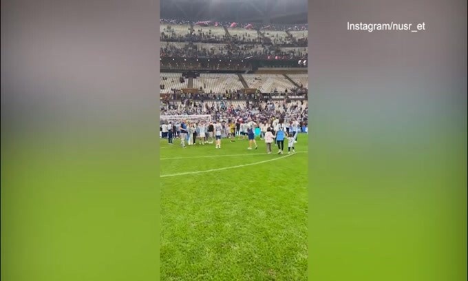 Argentina-Francia, al fischio finale tra gli "invasori" di campo c'è anche Nusret