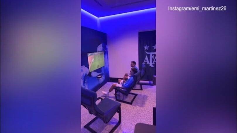 Gli argentini giocano alla playstation, Martinez li rimprovera
