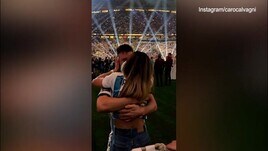 Argentina, un trionfo anche fuori dal campo: l'abbraccio di Tagliafico con la sua Carolina