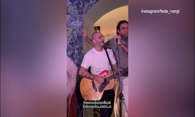 Matri fa il bomber con il microfono: il video col cantante è virale!
