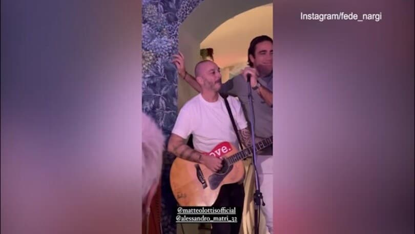 Matri fa il bomber con il microfono: il video col cantante è virale!