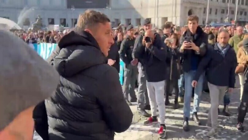 Funerali Mihajlovic, Totti lascia la chiesa dopo la funzione e va via in scooter