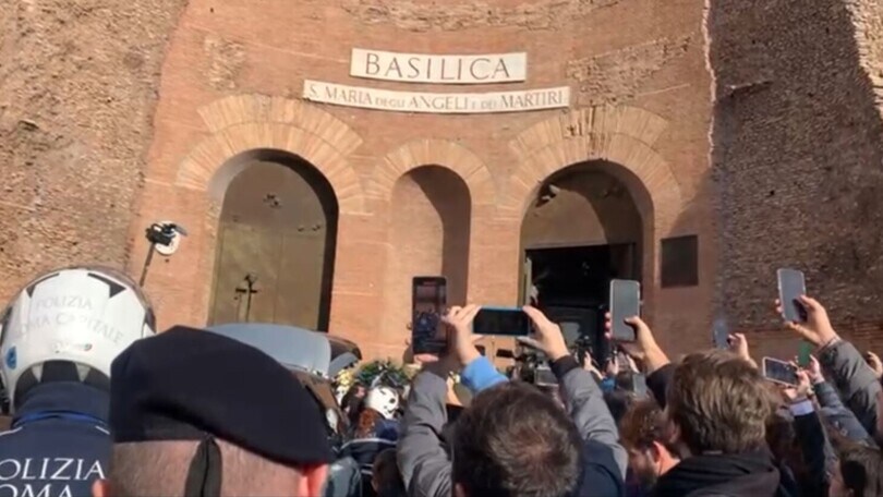 Mihajlovic, l'uscita del feretro in spalla a Mancini, Lombardo, Stankovic e Cantatore