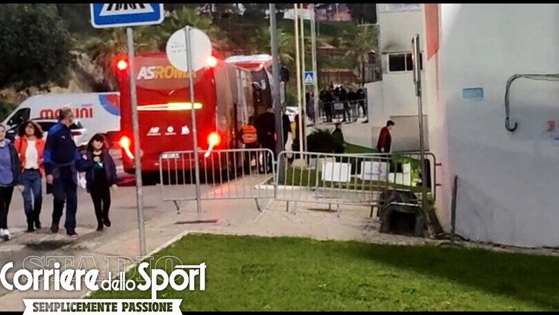 La Roma è arrivata allo stadio per l’amichevole con il Casa Pia