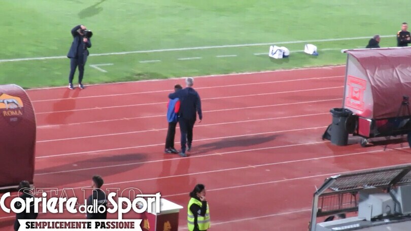 Mourinho, il bel gesto al piccolo raccattapalle prima di Roma-Casa Pia