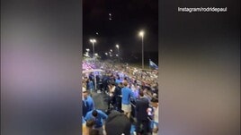 Argentina, l'invasione del pueblo: De Paul canta con Paredes